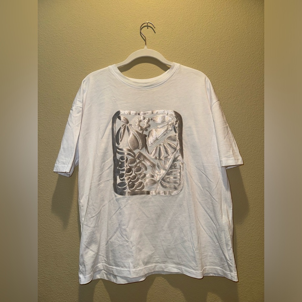 WHITE AND SILVER ZARA GRAPHIC SHORT SLEEVE TSHIRT